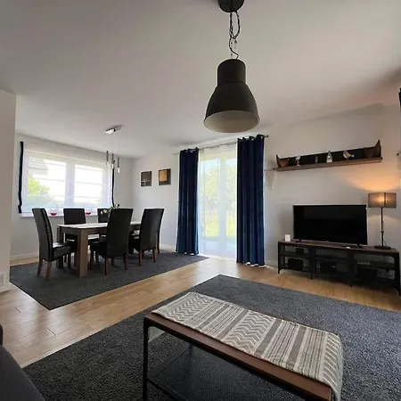 Dom Na Sielskiej 別荘 グニエビノ